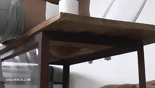 Nomi Melone toliett kutusuna sigara içiyor ve işiyor