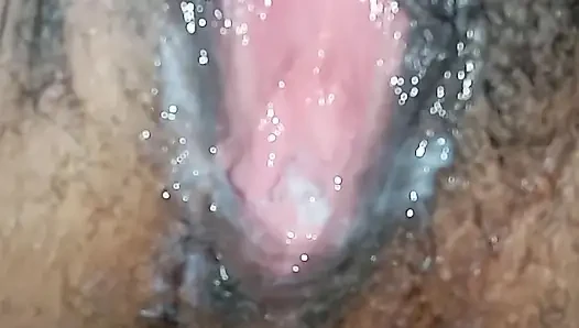 Malam ini setelah pose seks, memek penuh sperma, penisku masih keras bahkan setelah 4 ronde cepat.