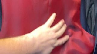 Marineblauer Anzug, rotes Futter