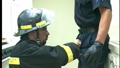 Пожарный трахает задницу полицейского-гея, затем кончает на его пресс