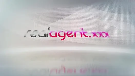 Superbe russische schönheit bekommt immense fantastische dildos in ihre breiten löcher