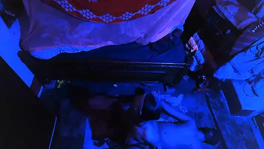 Üvey kız kardeşin üvey erkek kardeşiyle sikişiyor