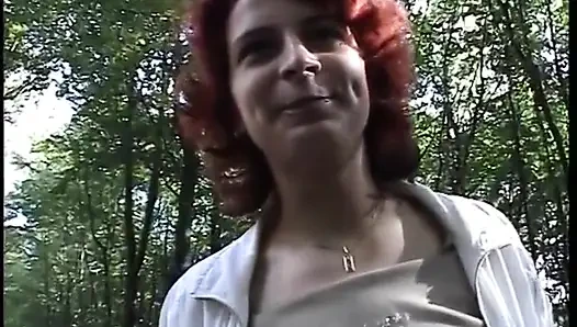 Cewek rambut merah lagi asik mainin memeknya di luar ruangan