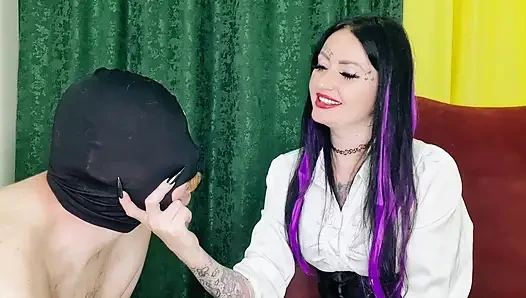 Meludah dan menampar dari Dominatrix Nika yang ketat. Muka ditampar dan diludahi.