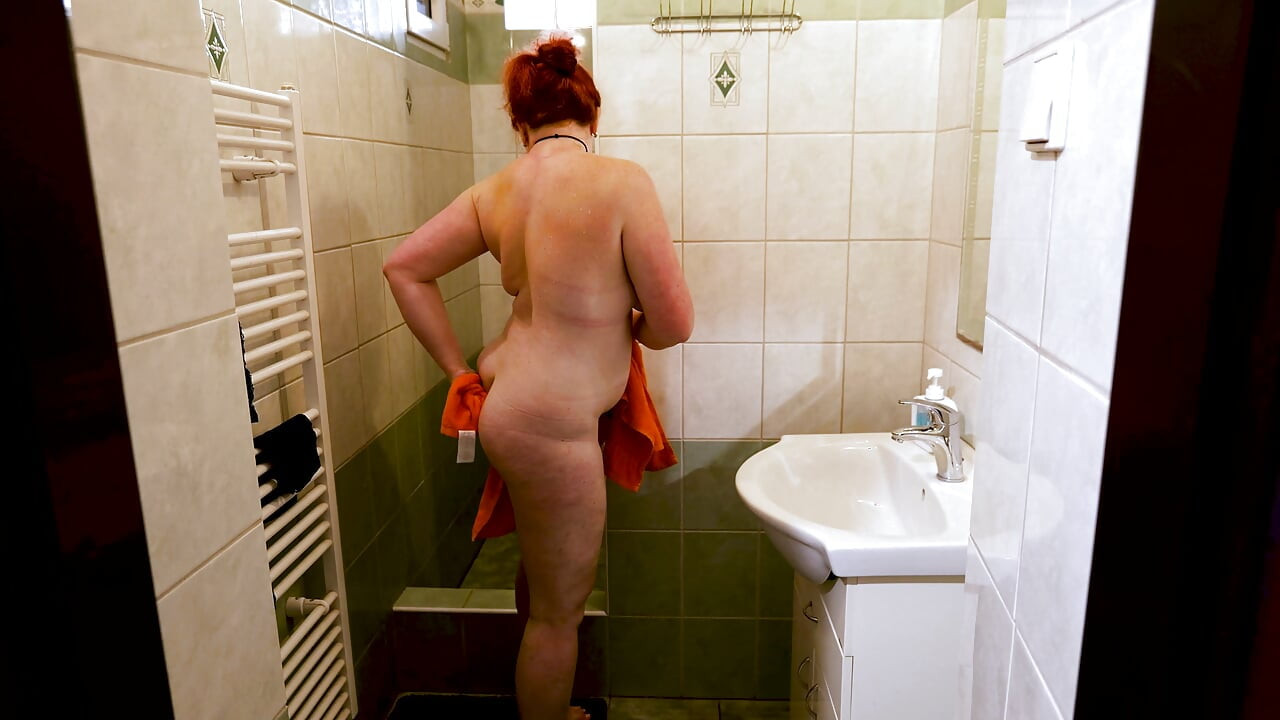 Naakte Nicole Bunny onder de douche