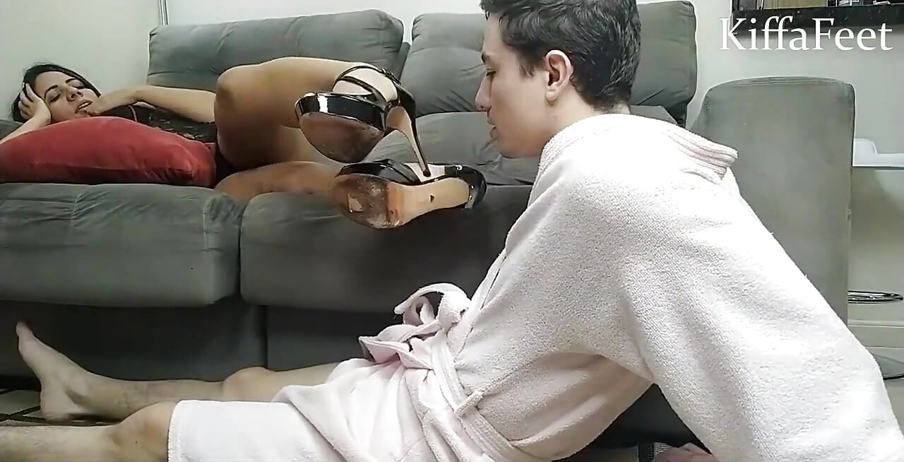 אלה כיפה לבושה בהלבשה תחתונה