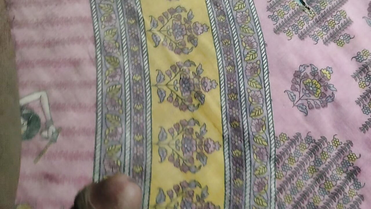 I sat on my room and I shaking my pussy