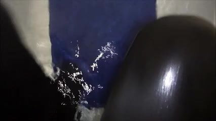 Im Anzug gebadet und gewixt