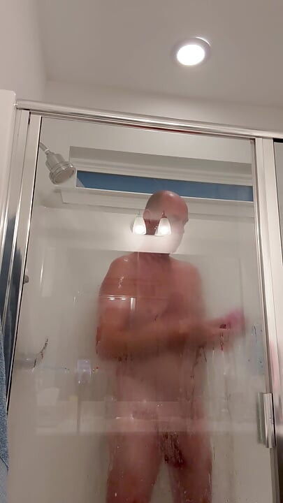 Douche et rasage, rasage des couilles notamment