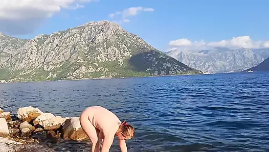 Schöner amateur-fkk: outdoor-dehnen &nackt schwimmen kunst