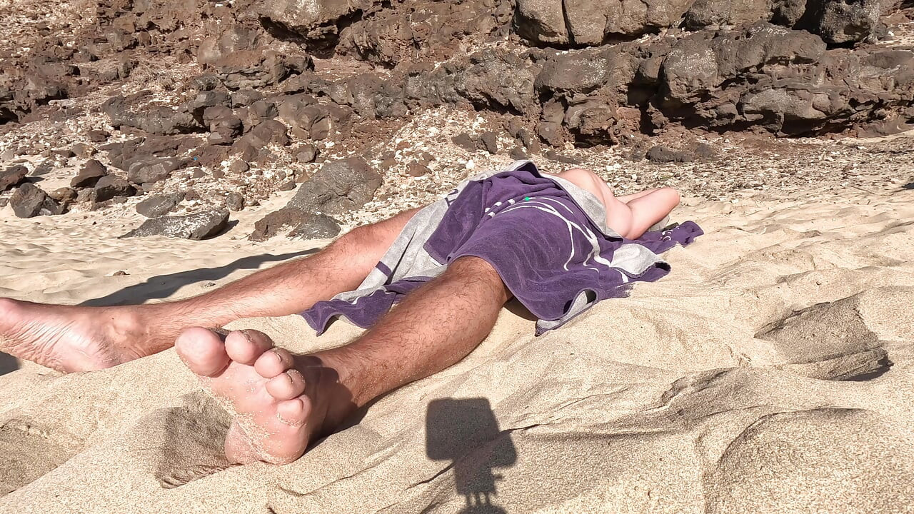 Handtuch-geheimnis - ich habe ihm geholfen, unter dem strandtuch zu kommen