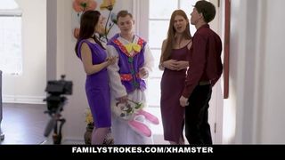 Un beau-fils trompe sa belle-mère et sa demi-sœur avec un costume de Pâques