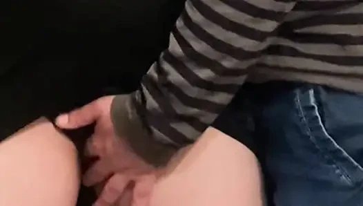 Azgın sapık kız herkesin içinde elbisenin altında parmaklıyor