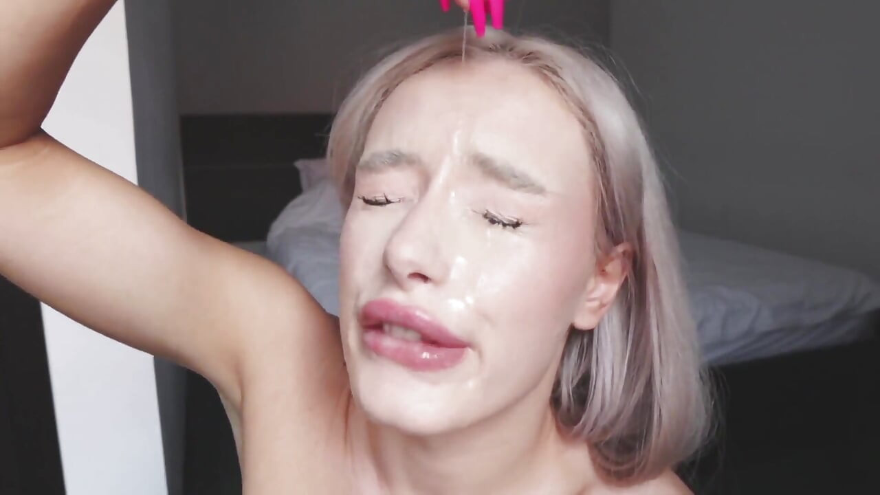 Ich ficke meine kehle und spucke aufs gesicht. Wichs auf mich