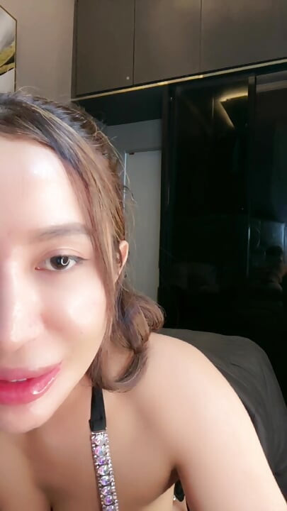 다람쥐의 자지 냄새가 너무 좋아서 다람쥐 같은 냄새가 납니다.