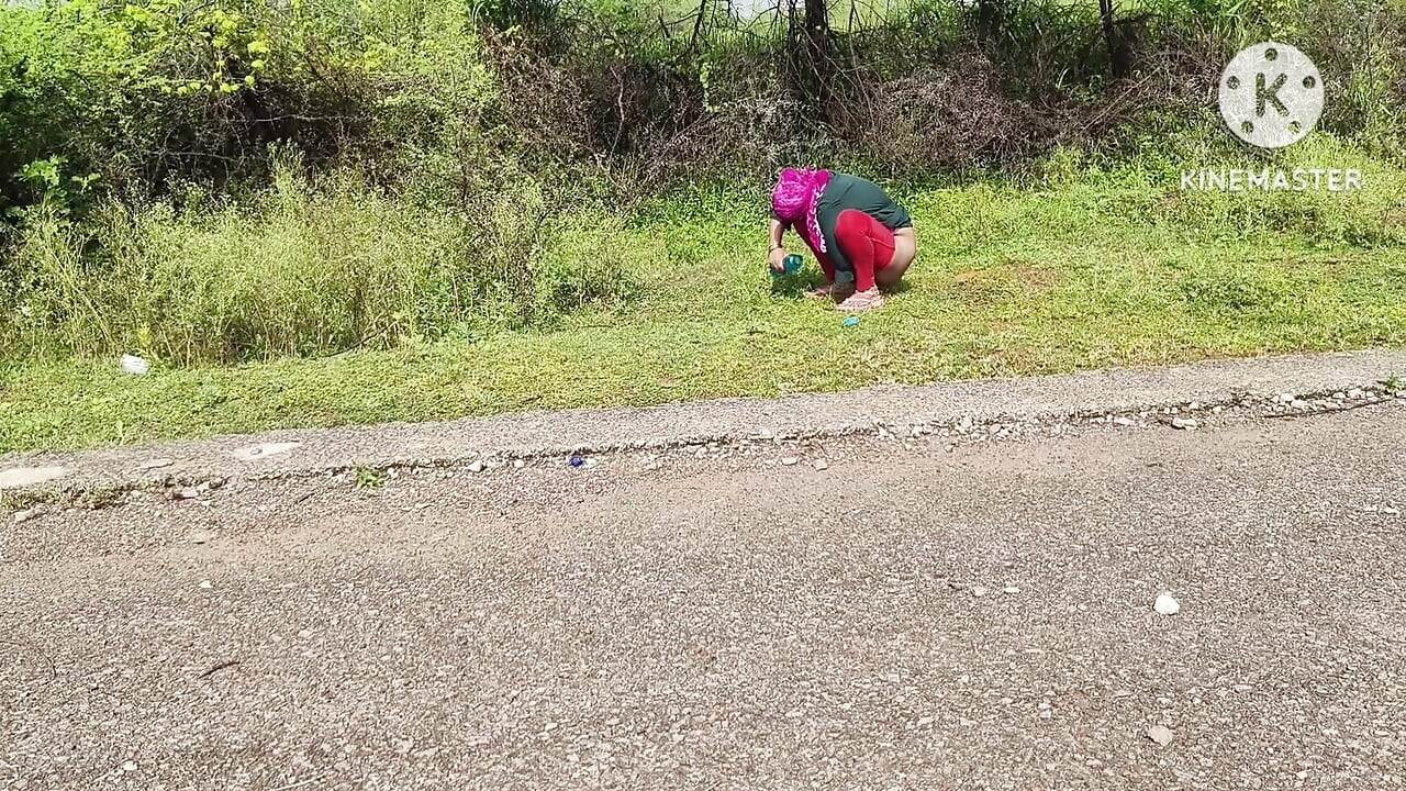 Outdoor sex with desi Indian girl Meko dar lag rhaa hai jaldi chalo yaha se