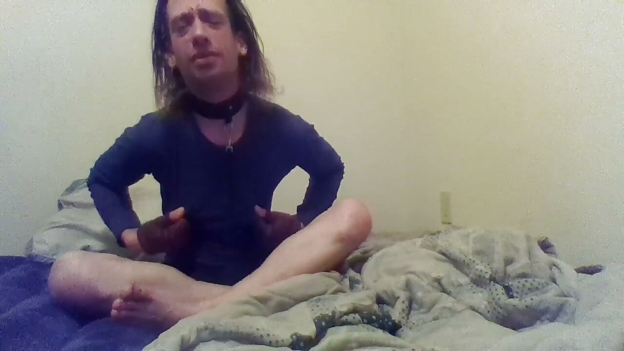 Solo transgirl knijpt, slaat en trekt aan haar eigen kleine tieten