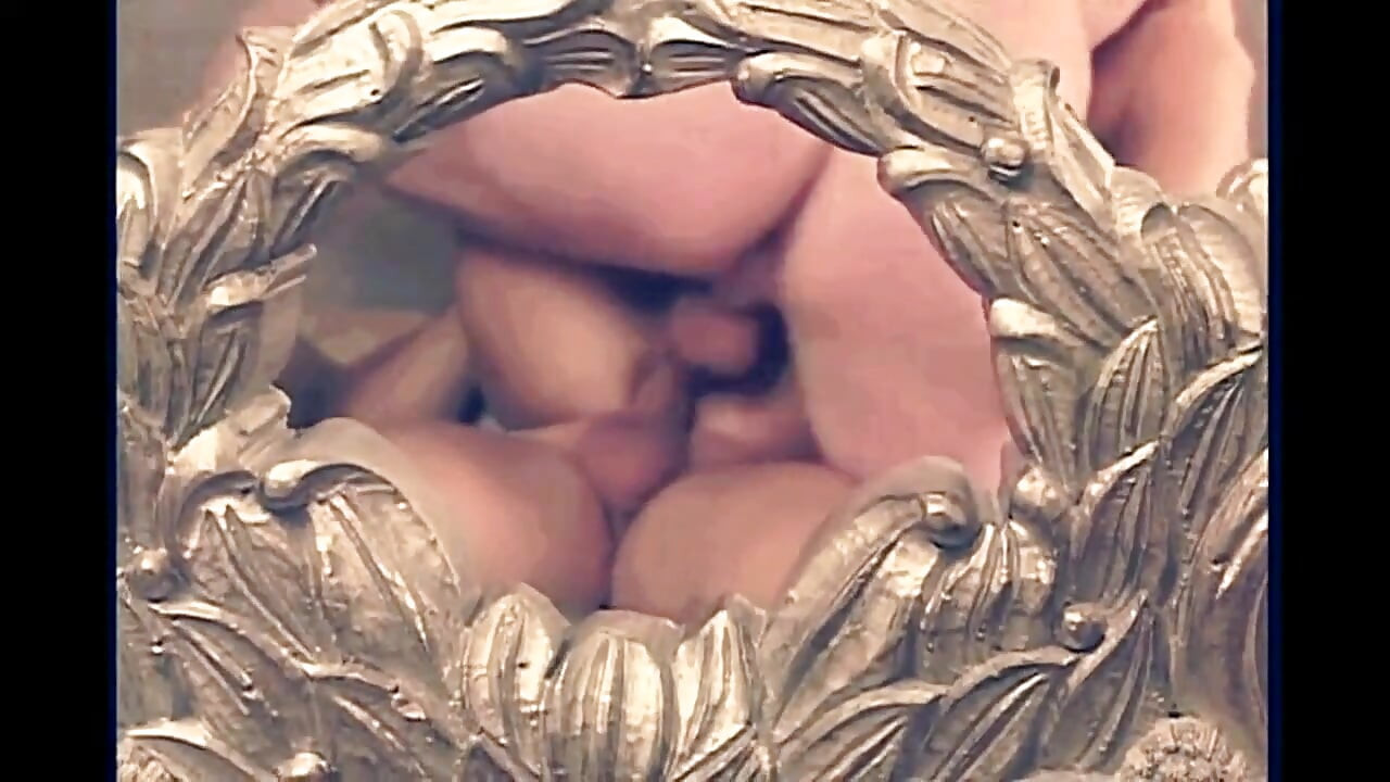 A vékony érett nő hármasban ragadt