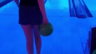 Eva: chơi bowling sexy quá.