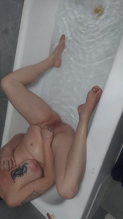 Shannon local cincinnati milf cleaning herself in the tub