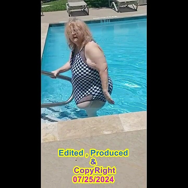 护士Vicki在泳池边穿着撸管