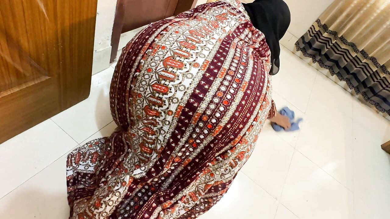 Pantat besar mesir yang cantik & pepek ketat ibu tiri panas tersangkut di bawah katil, kemudian dia mahukan dubur kasar daripada saya