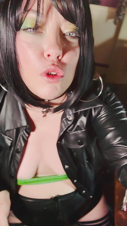 Piękna Nimfa, Tina Snua, palenie superking papierosa z dużą ilością nosa wydycha i wdycha snap