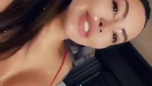 Lela star muasin memeknya pakai dildo ukuran raksasa sampai muncrat banyak banget