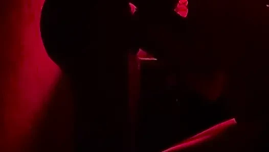 Kırmızı odada yoğun Romalı seks sakso çektikten sonra döllenmeye yol açıyor