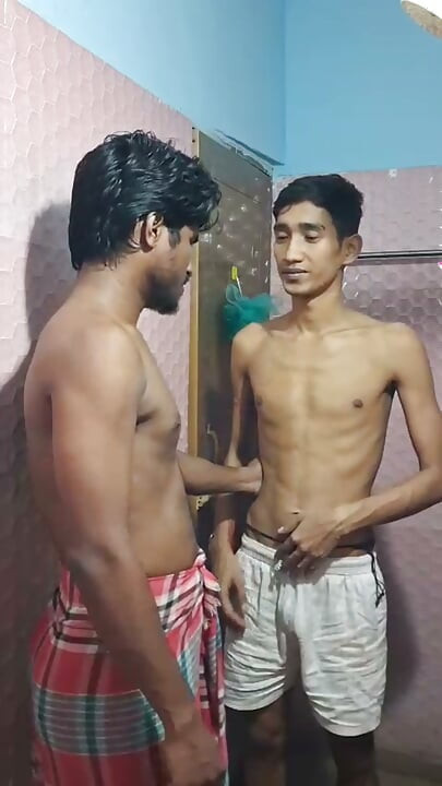 Dois Irmãos Indianos no Chuveiro Romance e Foda Dura com Gozada