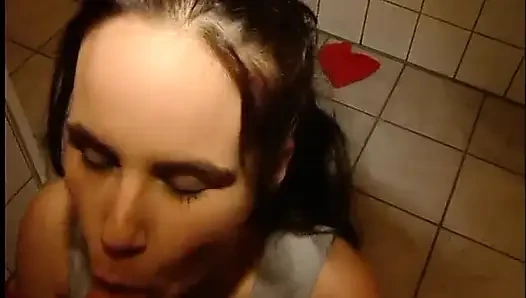 Amateur brünettes teen lutscht großen schwanz und bekommt doggystyle