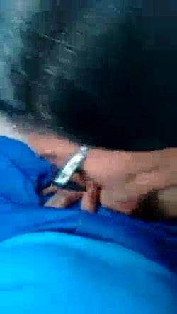 Cumming en su boca en el coche