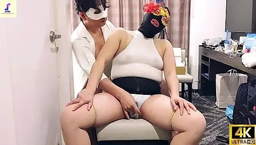 Seks kölesi maskesi takan ellili yaşlarında bir genç, kendini halka açık mastürbasyona dalıyor ve erotik cosplay içinde meyve suyu damlatıyor