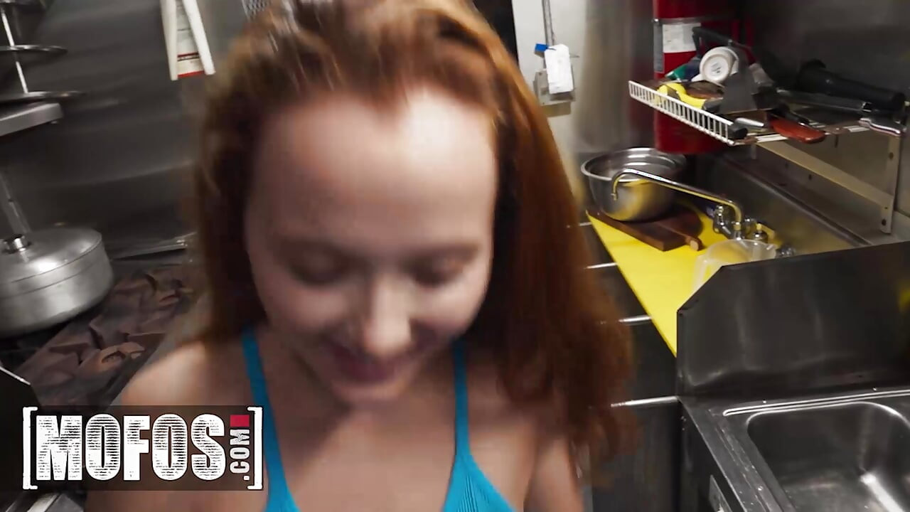 MOFOS - gestapeltes teen Red Eviee betrügt ihren freund mit gut bestücktem burrito, lkw-arbeiterin und nimmt eine riesige ladung auf ihre titten