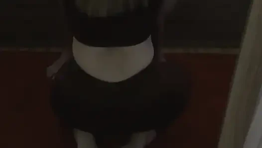 Фитнес-девушка отсасывает тренеру, который кончает в ее задницу