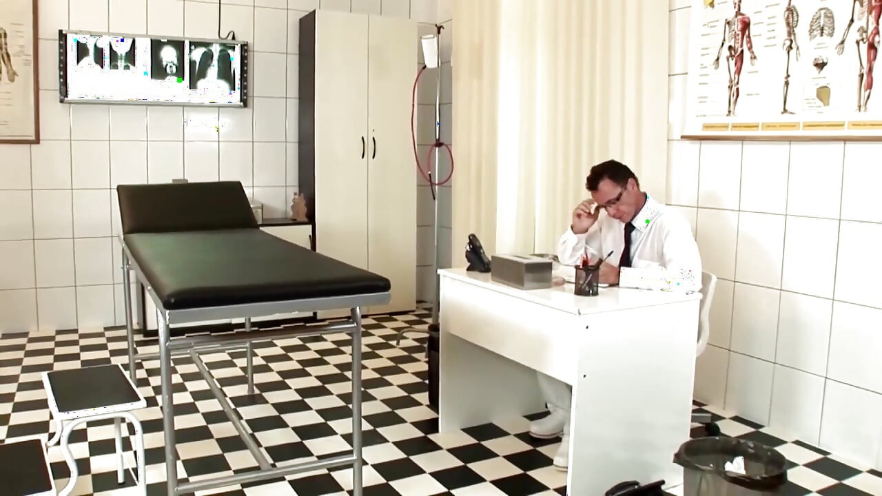 Awek baru 19 tahun dijilat pantat dan dikongkek dubur oleh doktor