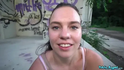 Публичный агент - Keira Flow не может ждать, чтобы проглотить сперму в любительском видео