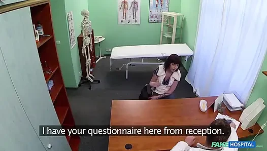 Fake hospital - doktor hastanın depresyonu iyileştirmek için ağır bir doz oral seks reçete ediyor