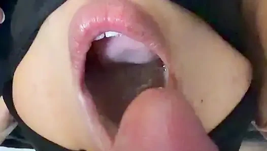 Gadis Desi mengisap penis dengan mulutnya dan mengambil air.