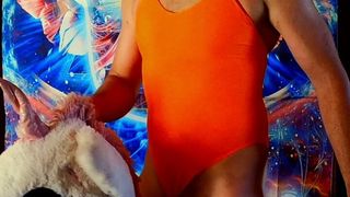 Ich reite mein Einhorn in meinem orangefarbenen Badeanzug