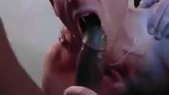 Une salope française se fait baiser par deux grosses bites