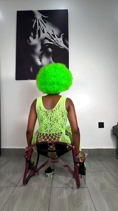 Saltando em um pau enorme com saltos deve ser estudada, bunda quente