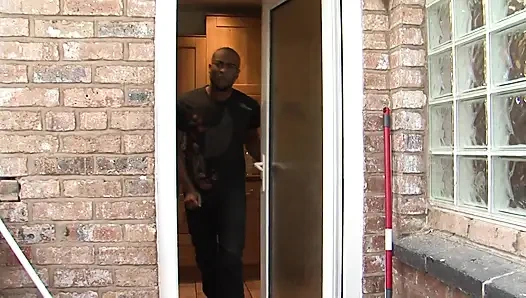 Gadis remaja rambut cokelat dientot habis-habisan sama kontol besar pria kulit hitam