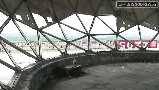 Cewek pirang diikat dan digantung dengan tali