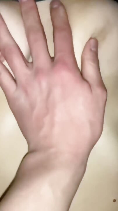 Studentka kouří na koleji v noci