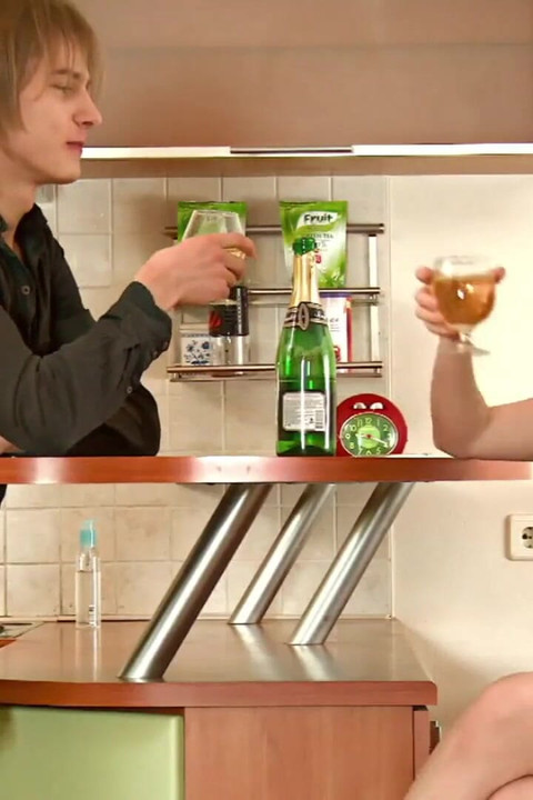 Üvey kız kardeşim Anna arkadaşıyla mutfakta sikişiyor