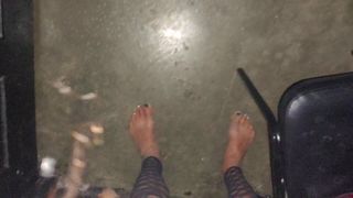 Sarah pieds nus au cinéma en partant du gloryhole
