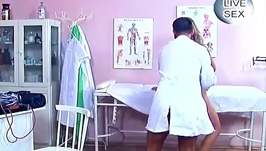 Пациентка-блондинка сосет член доктора перед трахом на жестком полу