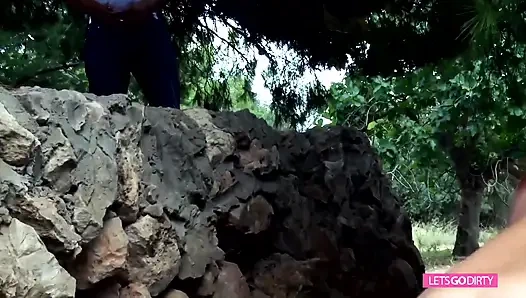 Sportif genç kız açık havada emiyor ve sikişiyor