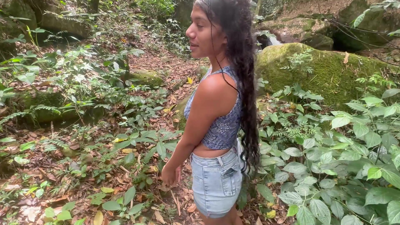 我和害羞的继妹一起去树林里徒步旅行，最后我们狠狠地操逼，直到我射在她的屁股上